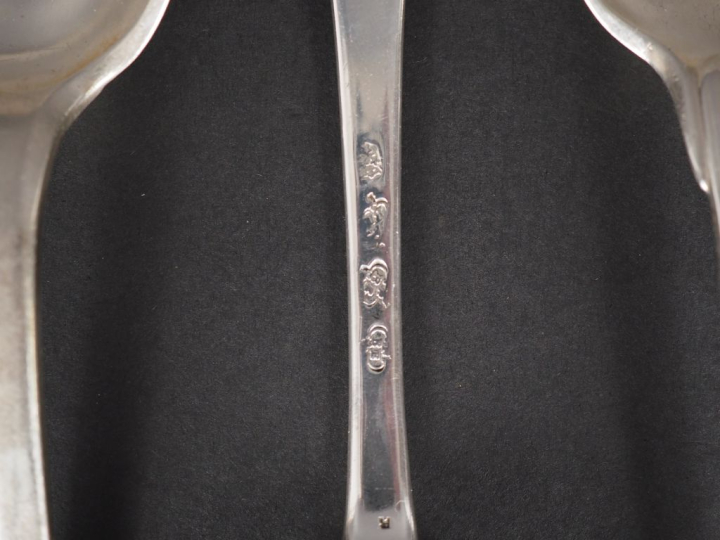 Ensemble comprenant cinq cuillères et une fourchette XVIIIème en argen