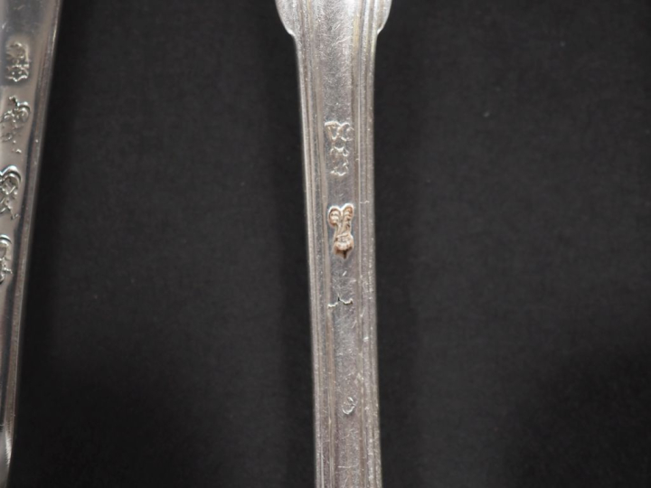 Ensemble comprenant cinq cuillères et une fourchette XVIIIème en argen