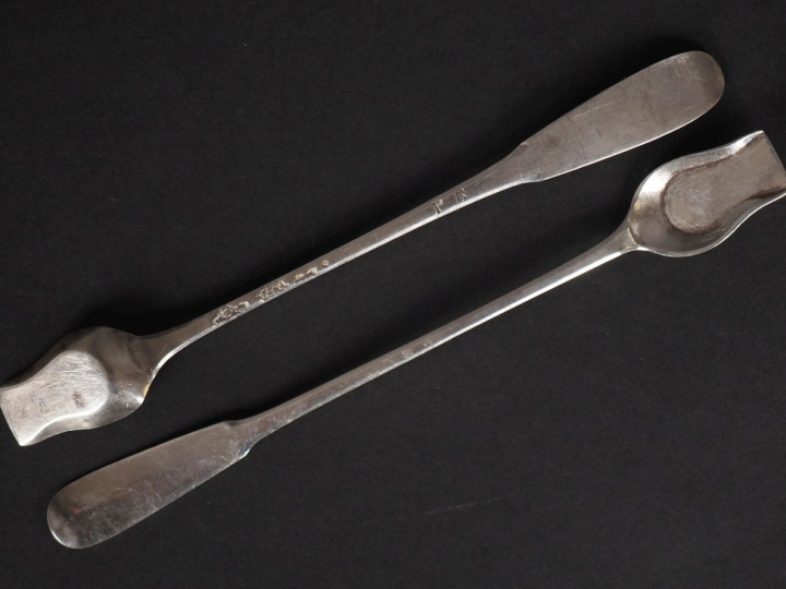 Deux pelles à sel XVIIIème à long manche en argent. Monogrammées.  Lon