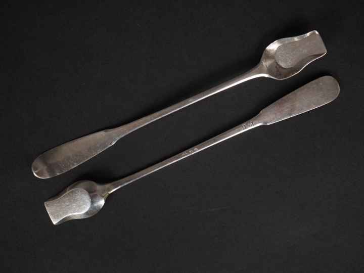 Deux pelles à sel XVIIIème à long manche en argent. Monogrammées.  Lon