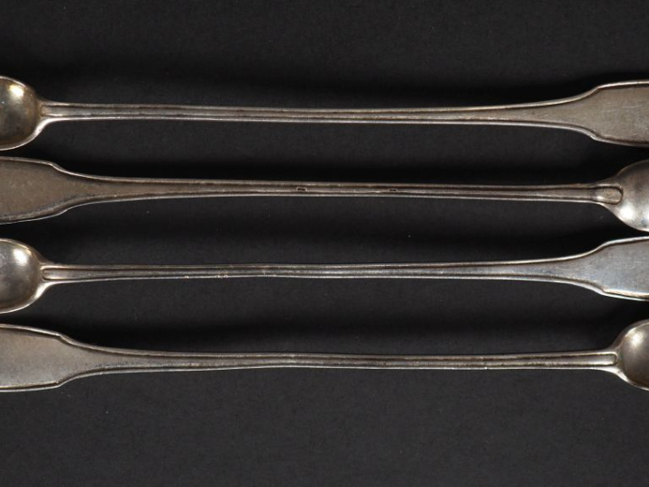 Suite de quatre cuillères à sel à long manche en argent, modèle à file