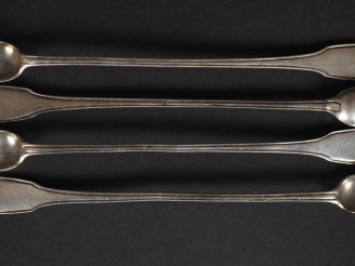 Vente aux enchères Suite de quatre cuillères à sel à long manche en argent, modèle à file