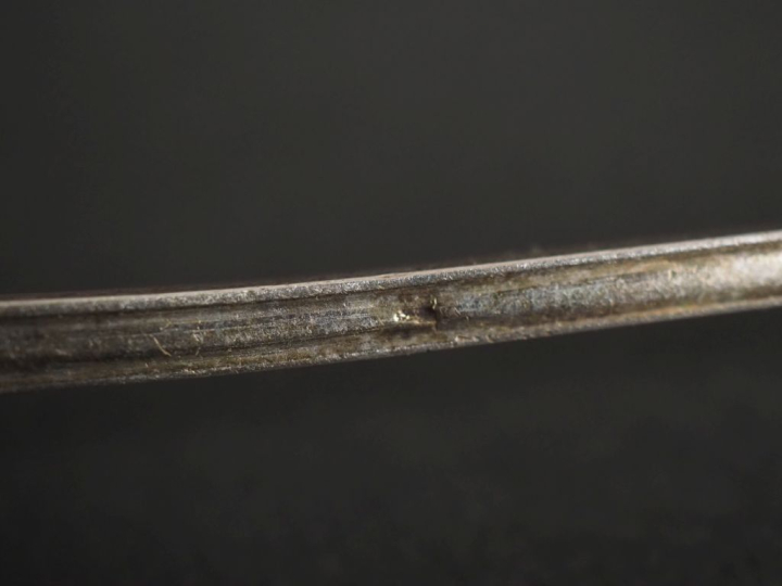 Suite de quatre cuillères à sel à long manche en argent, modèle à file