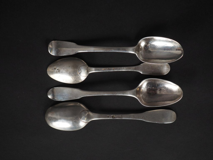 Quatre petites cuillères XVIIIème en argent. Poinçons et modèle dépare