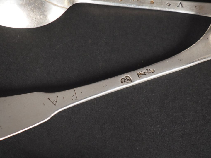 Quatre petites cuillères XVIIIème en argent. Poinçons et modèle dépare