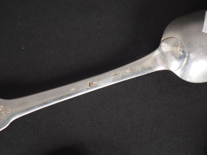 Quatre petites cuillères XVIIIème en argent. Poinçons et modèle dépare