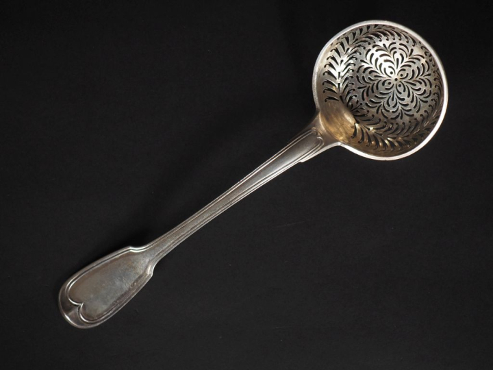 Cuillère à saupoudrer début XIXème en argent 950, poinçon au 2ème Coq,