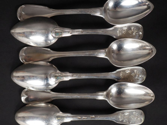 Vente aux enchères Suite de six grandes cuillères en argent, modèle à filet. Armoriées. P