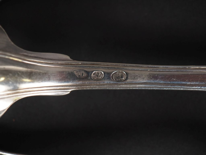 Suite de six grandes cuillères en argent, modèle à filet. Armoriées. P