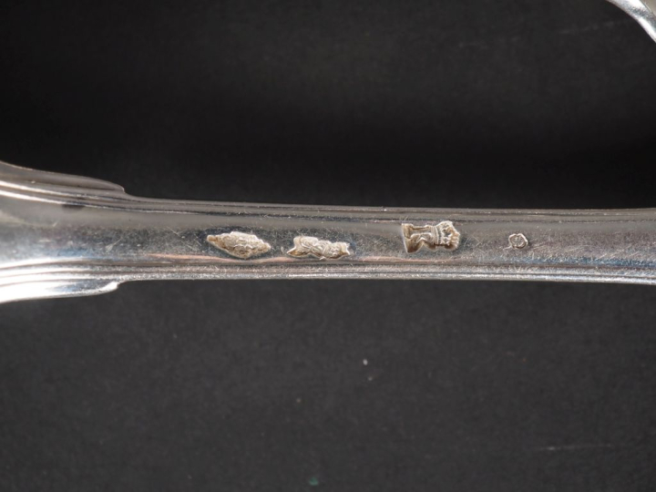 Suite de six grandes cuillères en argent, modèle à filet. Armoriées. P