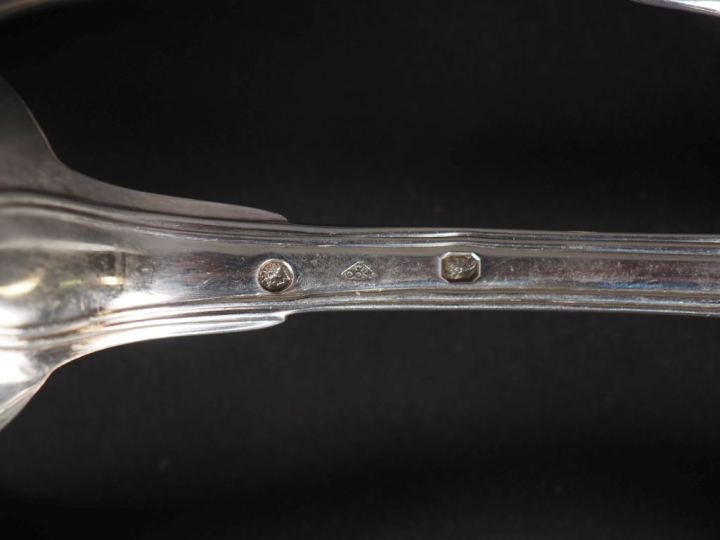 Suite de six grandes cuillères en argent, modèle à filet. Armoriées. P
