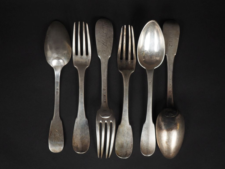 Ensemble comprenant :  - une cuillère XVIIIème en argent.  Monogrammée