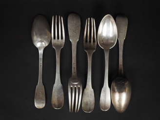 Vente aux enchères Ensemble comprenant :  - une cuillère XVIIIème en argent.  Monogrammée