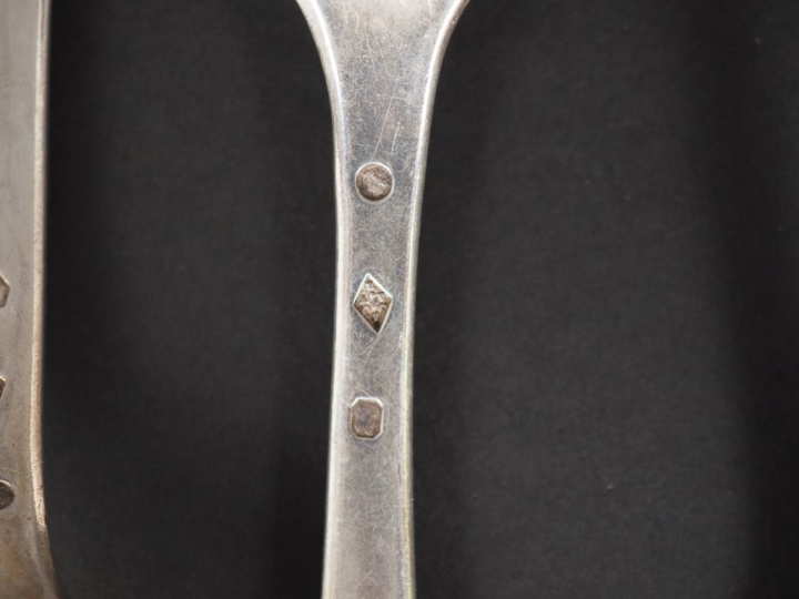 Ensemble comprenant :  - une cuillère XVIIIème en argent.  Monogrammée