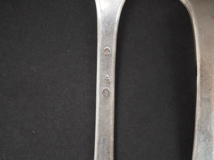 Ensemble comprenant :  - une cuillère XVIIIème en argent.  Monogrammée