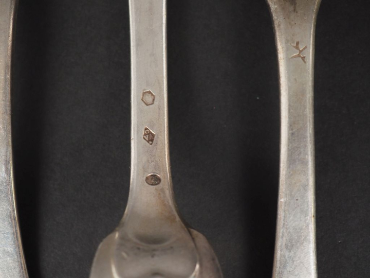 Ensemble comprenant :  - une cuillère XVIIIème en argent.  Monogrammée