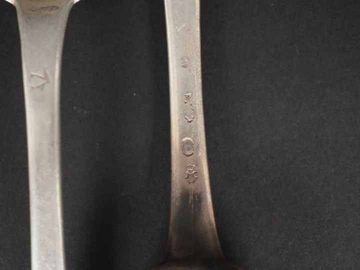 Ensemble comprenant :  - une cuillère XVIIIème en argent.  Monogrammée