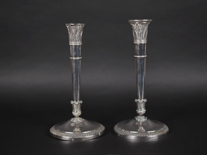 Paire de flambeaux de style Louis XVI en argent 950, poinçon au 2ème C