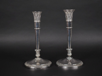 Vente aux enchères Paire de flambeaux de style Louis XVI en argent 950, poinçon au 2ème C
