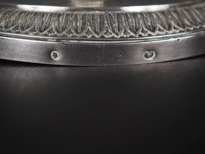 Paire de flambeaux de style Louis XVI en argent 950, poinçon au 2ème C