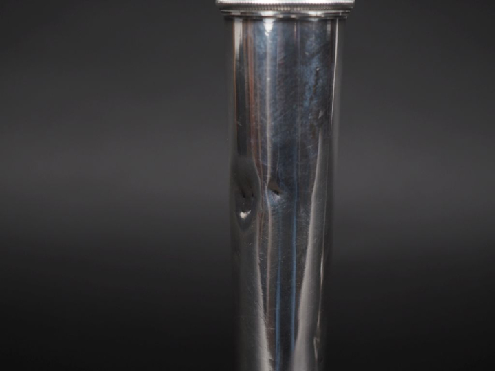 Paire de flambeaux de style Louis XVI en argent 950, poinçon au 2ème C