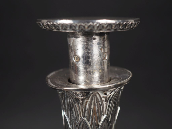 Paire de flambeaux de style Louis XVI en argent 950, poinçon au 2ème C