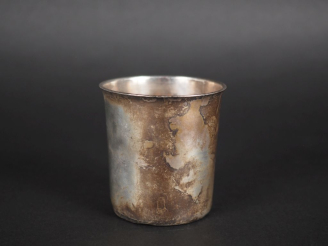 Vente aux enchères Timbale en argent lisse 950 début XIXème, poinçon au 2ème Coq, 1er tit