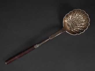 Vente aux enchères Cuillère à saupoudrer Restauration en argent 950, poinçon Vieillard.  