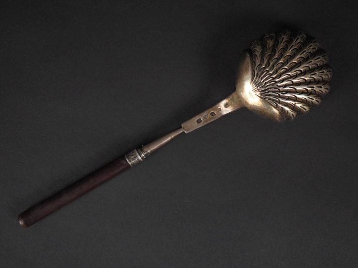 Cuillère à saupoudrer Restauration en argent 950, poinçon Vieillard.  