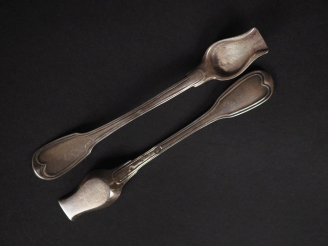 Vente aux enchères Deux pelles à sel en argent, modèle à filet. L'une Restauration, poinç