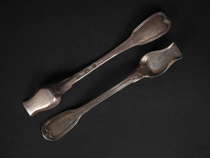 Deux pelles à sel en argent, modèle à filet. L'une Restauration, poinç