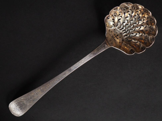 Vente aux enchères Cuillère à saupoudrer Restauration en argent 950, poinçon Vieillard, à