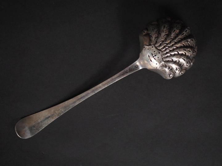 Cuillère à saupoudrer Restauration en argent 950, poinçon Vieillard, à