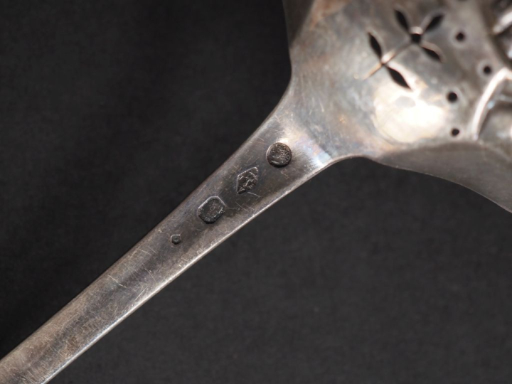Cuillère à saupoudrer Restauration en argent 950, poinçon Vieillard, à
