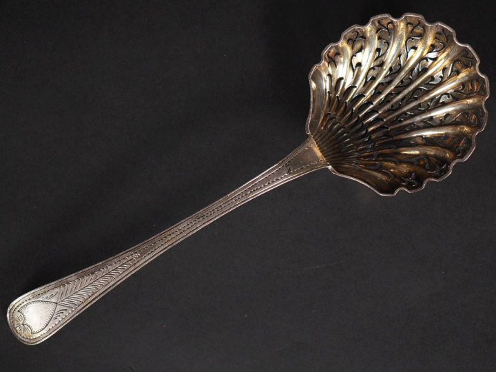 Cuillère à saupoudrer Restauration en argent 950, poinçon Vieillard, à