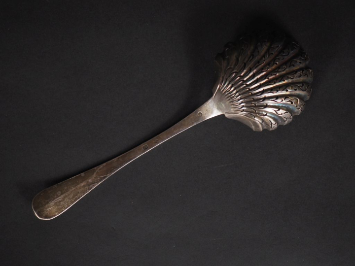 Cuillère à saupoudrer Restauration en argent 950, poinçon Vieillard, à