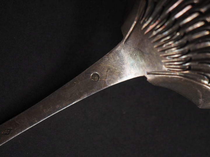 Cuillère à saupoudrer Restauration en argent 950, poinçon Vieillard, à