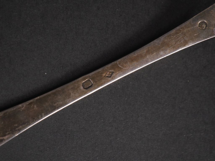 Cuillère à saupoudrer Restauration en argent 950, poinçon Vieillard, à