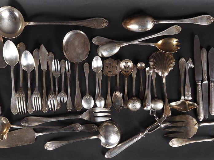 Ménagère en argent, poinçon cygne, modèle feuillagé. Comprenant :  - d