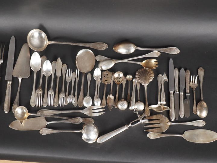 Ménagère en argent, poinçon cygne, modèle feuillagé. Comprenant :  - d