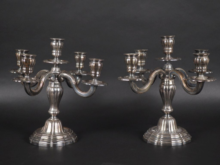 Paire de candélabres de style Louis XV en argent 925, poinçon Minerve,