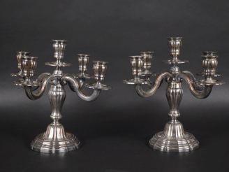 Vente aux enchères Paire de candélabres de style Louis XV en argent 925, poinçon Minerve,