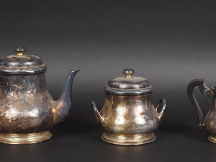 Service à café trois pièces en argent 925, poinçon Minerve, à décor de