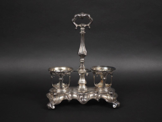 Vente aux enchères Porte huilier/vinaigrier de style Louis XV en argent 925, poinçon Mine