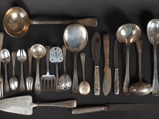 Vente aux enchères Partie de ménagère de style Art déco en argent 925, poinçon Minerve. C