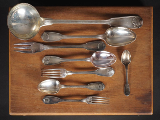 Vente aux enchères Ménagère en argent 925, poinçon Minerve, modèle à double coquilles. Co