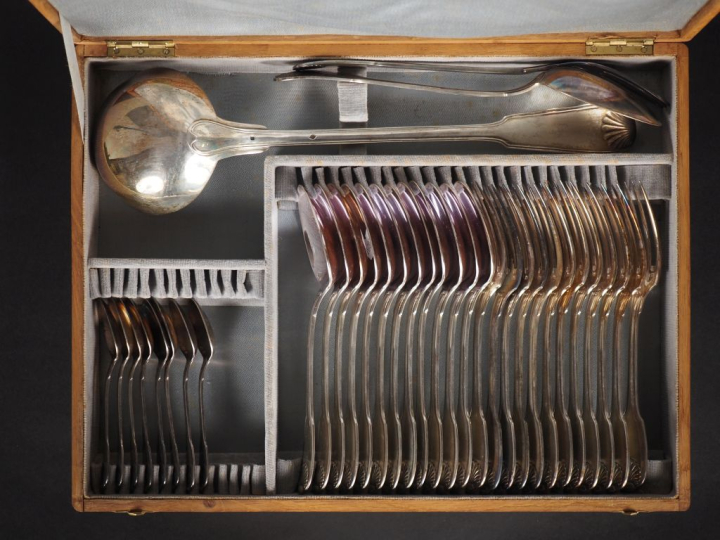 Ménagère en argent 925, poinçon Minerve, modèle à double coquilles. Co