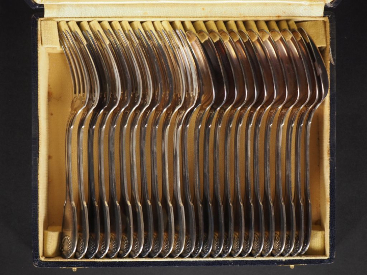 Ménagère en argent 925, poinçon Minerve, modèle à double coquilles. Co