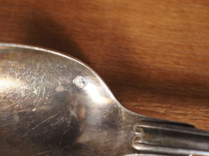 Ménagère en argent 925, poinçon Minerve, modèle à double coquilles. Co