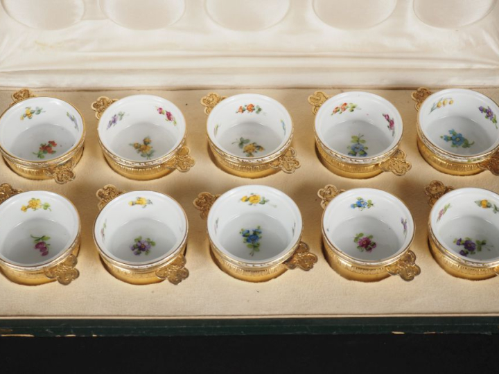 Suite de dix petits ramequins à beurre ou à crème en porcelaine polych